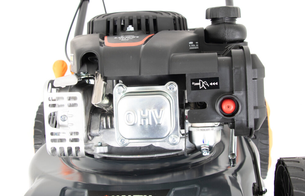 Kosiarka spalinowa HANDY SH41P123L Loncin LC1P65FE-3 410mm 2.1kW zbliżenie na silnik silnik marki LONCIN LC1P65FE-3 technologia czterosuwowa konstrukcja górnozaworowa OHV wysokie standardy działania silnik o pojemności 123 cm3 moc 2,1 kW (2,88 KM) moment obrotowy do 6,5 Nm zbiornik paliwa o pojemności 0,9 litra