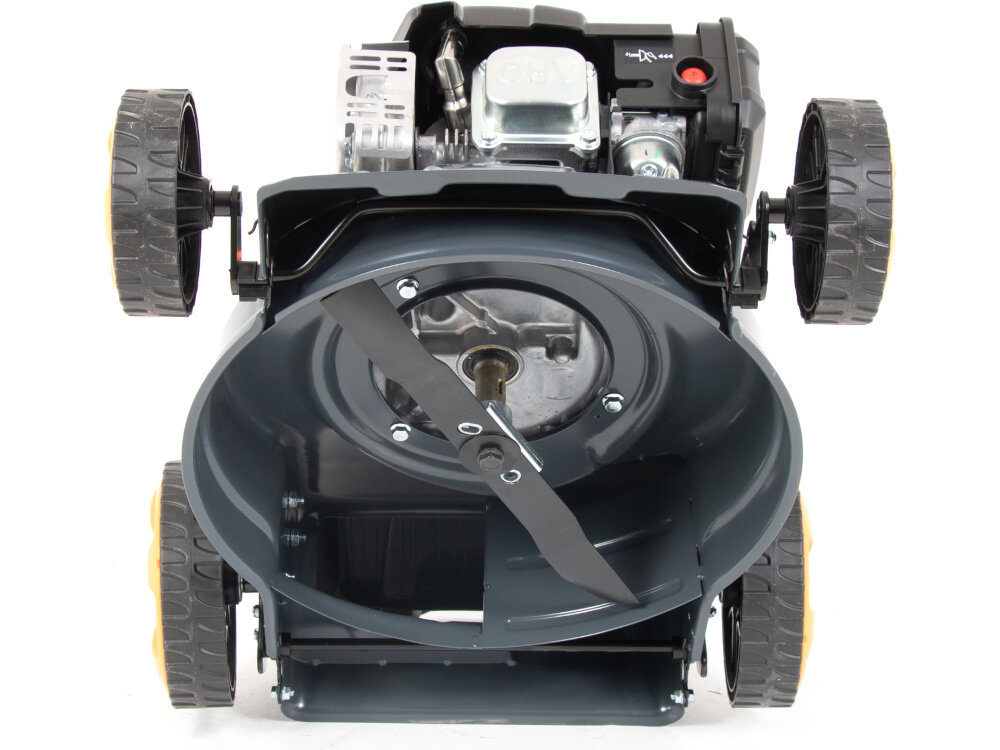 Kosiarka spalinowa HANDY SH41P123L Loncin LC1P65FE-3 410mm 2.1kW kosiarka na białym tle widoczna od spodu zbliżenie na noże noże z wysokiej jakości stali wyprofilowane noże ukształtowanie krawędzi tnących szerokość robocza 41 cm