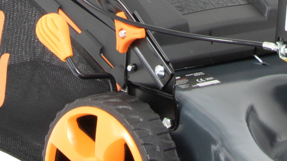 Kosiarka spalinowa HANDY SH41P123L Loncin LC1P65FE-3 410mm 2.1kW zbliżenie na dźwignię do zmiany wysokości koszenia 7-stopniowa centralna regulacja wysokości koszenia w zakresie 30–75 mm szybko i precyzyjnie dostosować długość trawy do indywidualnych potrzeb system centralny umożliwia jednoczesne ustawienie wszystkich kół równomierne cięcie na całej powierzchni trawnika