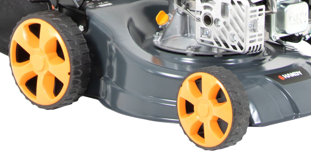 Kosiarka spalinowa HANDY SH41P123L Loncin LC1P65FE-3 410mm 2.1kW zbliżenie na koła przednie koło o średnicy 15 cm tylne o średnicy 20 cm stabilność płynne prowadzenie łożyska kulkowe minimalizują tarcie ułatwiają manewrowanie zmniejszają zużycie mechaniczne