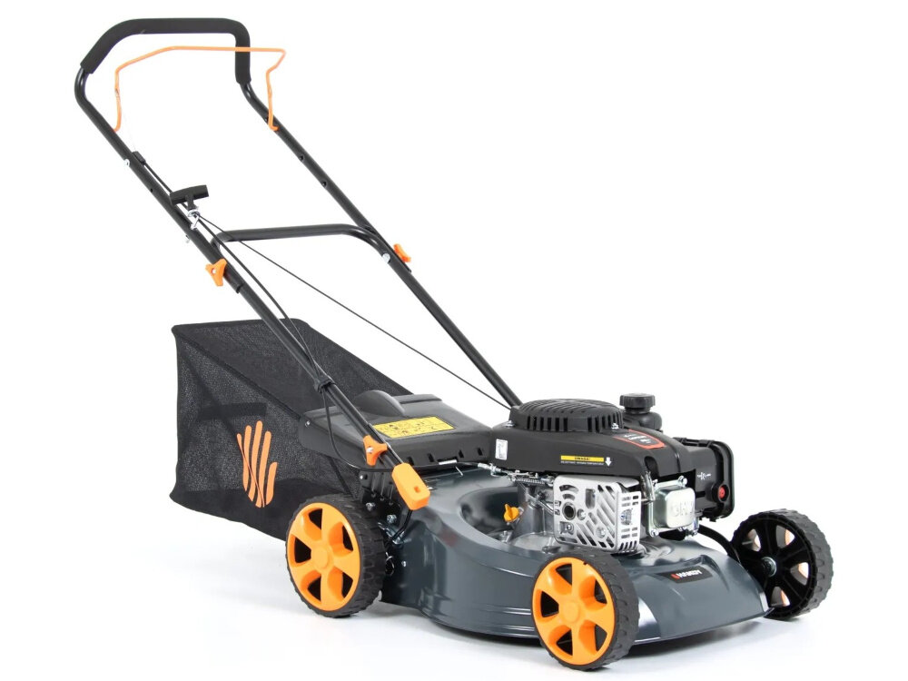 Kosiarka spalinowa HANDY SH46P139L 460 mm 2.4 kW kosiarka na białym tle widoczna od przodu pod skosem koszenie trawy zadbany ogród zadbany trawnik mobilność