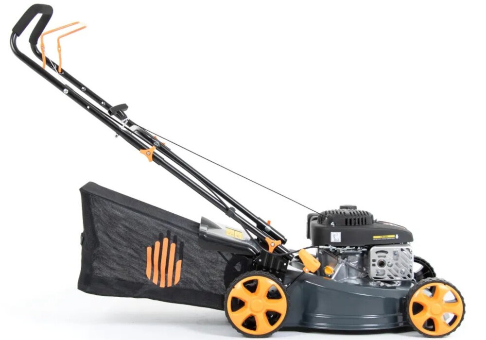 Kosiarka spalinowa HANDY SH46P139L 460 mm 2.4 kW kosiarka na białym tle widoczna z boku solidna kosiarka spalinowa Mocny, czterosuwowy silnik do pracy na średnich i dużych powierzchniach (do 1000 m2) Lekka konstrukcja ergonomiczna rączka