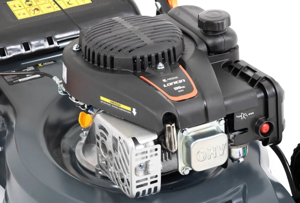 Kosiarka spalinowa HANDY SH46P139L 460 mm 2.4 kW zbliżenie na silnik silnik marki LONCIN LC1P65FE technologia czterosuwowa konstrukcja górnozaworowa OHV wysokie standardy działania silnik o pojemności 139 cm3 moc 2,4 kW (3,26 KM) moment obrotowy do 7,5 Nm zbiornik paliwa o pojemności 0,9 litra