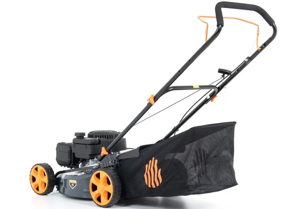 Kosiarka spalinowa HANDY SH46P139L 460 mm 2.4 kW kosiarka na białym tle widoczna od tyłu pod skosem sprawdzony rozrusznik ręczny szybkie i pewne uruchamianie silnika pociągnąć za linkę mechanizm działa lekko i płynnie