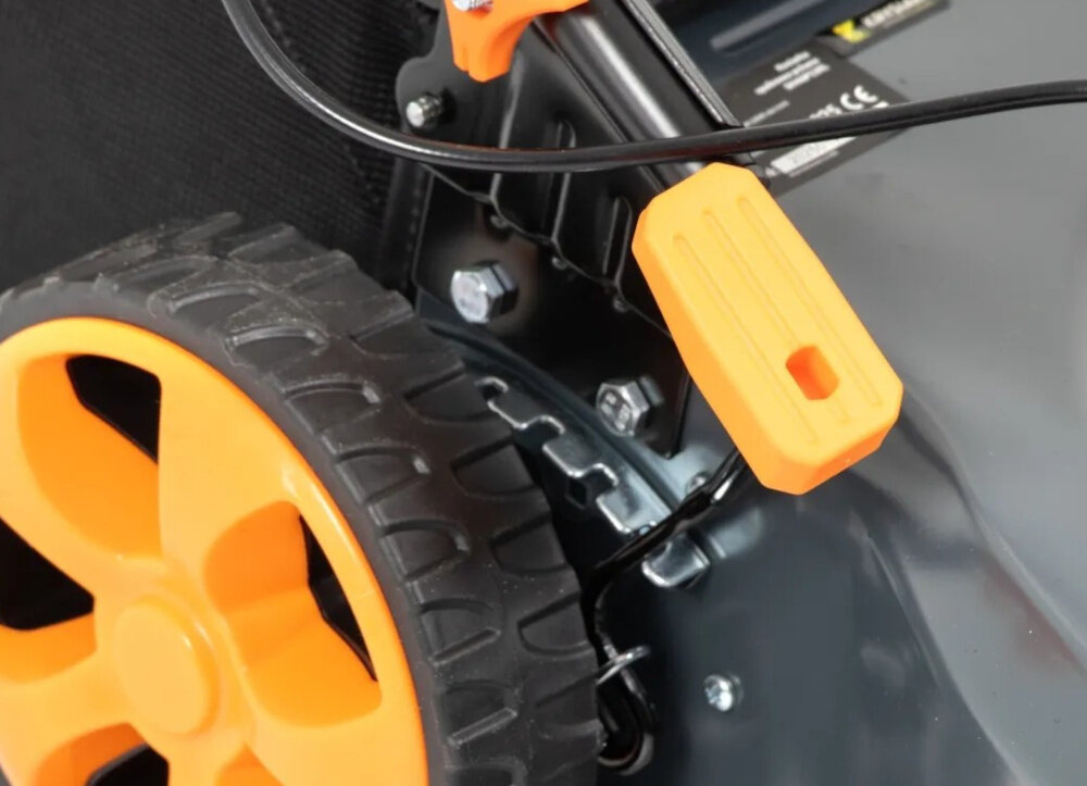 Kosiarka spalinowa HANDY SH46P139L 460 mm 2.4 kW zbliżenie na dźwignię do zmiany wysokości koszenia 8-stopniowa centralna regulacja wysokości koszenia w zakresie 25–75 mm szybko i precyzyjnie dostosować długość trawy do indywidualnych potrzeb system centralny umożliwia jednoczesne ustawienie wszystkich kół równomierne cięcie na całej powierzchni trawnika