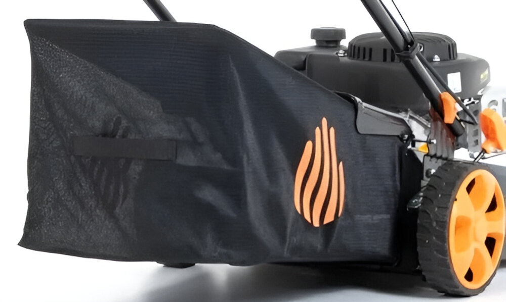 Kosiarka spalinowa HANDY SH46P139L 460 mm 2.4 kW zbliżenie na kosz siatkowy kosz o pojemności 60 l aerodynamiczne prowadzenie powietrza duży otwór praktyczna pokrywa z tworzywa sztucznego wskaźnik naładowania kosza