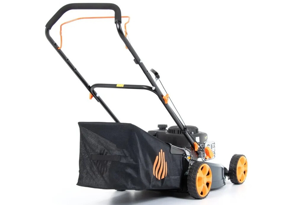 Kosiarka spalinowa HANDY SH46P139L 460 mm 2.4 kW kosiarka na białym tle widoczna od tyłu pod skosem wytrzymała obudowa wykonana ze stali o wadze 21,3 kg trwałość odporność na uszkodzenia mechaniczne stalowa konstrukcja oferuje większą stabilność i dłuższą żywotność urządzenia