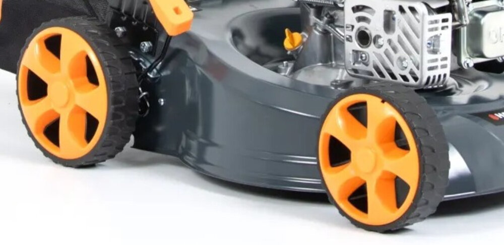 Kosiarka spalinowa HANDY SH46P139L 460 mm 2.4 kW zbliżenie na koła przednie koło o średnicy 17,5 cm tylne o średnicy 20 cm stabilność płynne prowadzenie łożyska kulkowe minimalizują tarcie ułatwiają manewrowanie zmniejszają zużycie mechaniczne