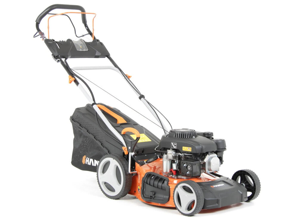 Kosiarka spalinowa HANDY DK46N150E z napędem 460 mm 2.7 kW kosiarka na białym tle widoczna od przodu pod skosem zadbany trawnik piękna trawa wydajne zasilanie prosta obsługa