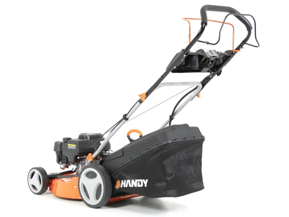 Kosiarka spalinowa HANDY DK46N150E z napędem 460 mm 2.7 kW kosiarka na białym tle widoczna od tyłu pod skosem solidna do pielęgnacji trawnika bez ograniczeń kabli czy dostępu do prądu mocny czterosuwowy silnik trwała konstrukcja ergonomiczna rączka wytrzymałe materiały do trwaników o powierzchni do 1000 m2