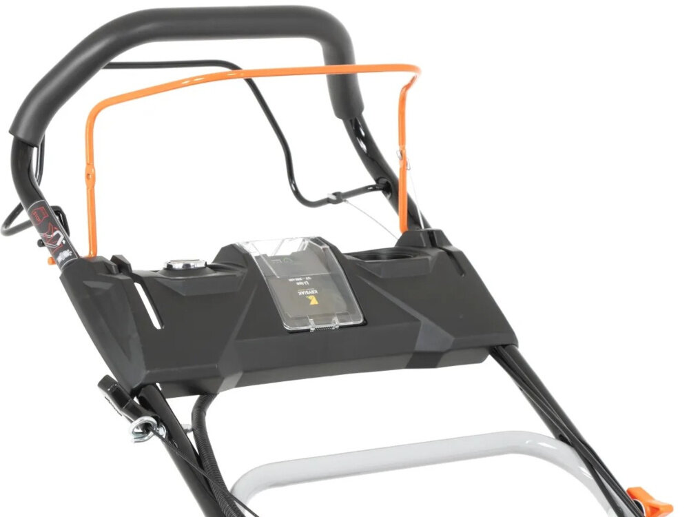 Kosiarka spalinowa HANDY DK46N150E z napędem 460 mm 2.7 kW zbliżenie na uchwyt zdjęcie na białym tle komfortowy uchwyt pokryty miękkim wykończeniem pewny chwyt chroni dłonie przed odciskami i otarciami uchwyt można złożyć