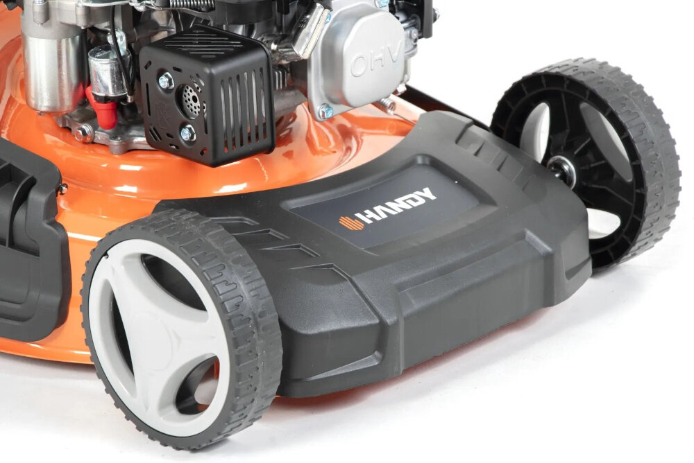Kosiarka spalinowa HANDY DK46N150E z napędem 460 mm 2.7 kW zbliżenie na przednie koła łożyska kulkowe płynne prowadzenie nawet na nierównym terenie konstrukcja odporna na kurz i zanieczyszczenia przednie koła o średnicy 17,5 cm tylne koła o średnicy 25,5 cm stabilność urządzenia ułatwiają manewrowanie