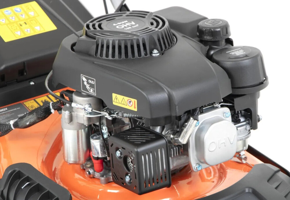 Kosiarka spalinowa HANDY DK46N150E z napędem 460 mm 2.7 kW zbliżenie na silnik silnik marki DUCAR DVO150 technologia czterosuwowa konstrukcja górnozaworowa OHV pojemność 150 cm3 płynna i efektowa praca z prędkością do 2700 obr/min moc 2,7 kW zbiornik paliwa o pojemności 0,8 litra