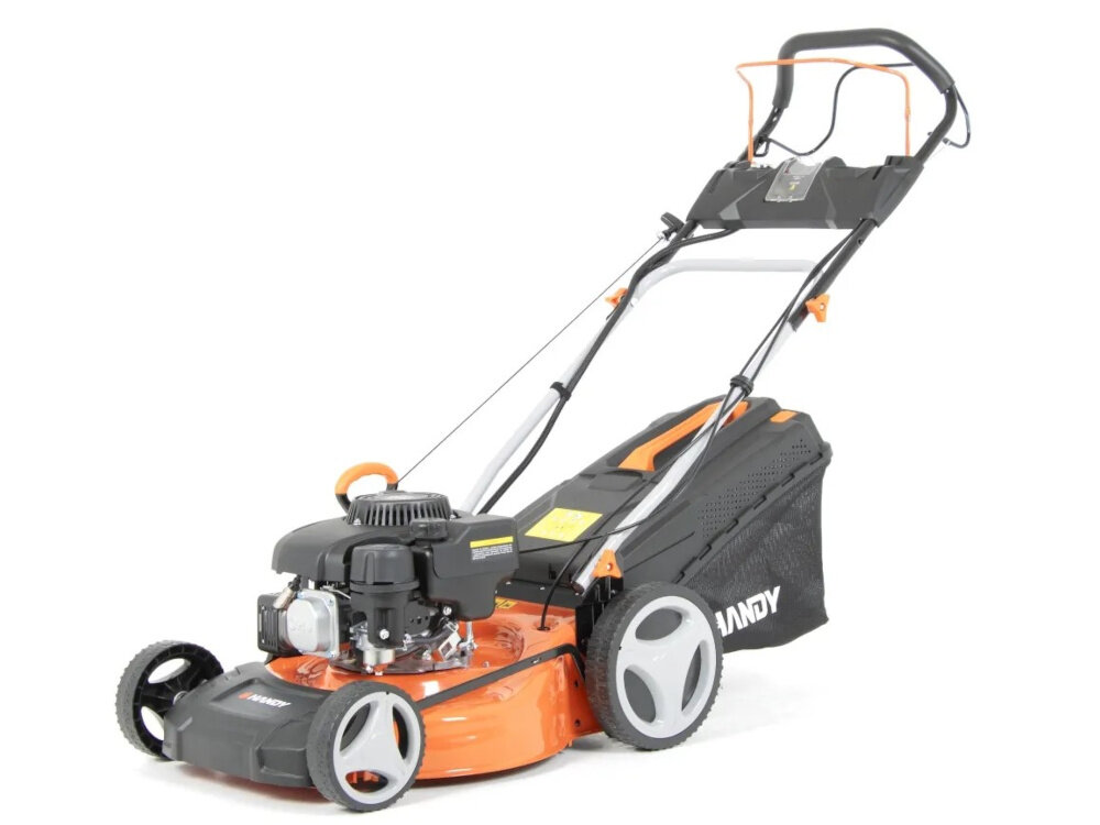 Kosiarka spalinowa HANDY DK46N150E z napędem 460 mm 2.7 kW kosiarka na białym tle widoczna od przodu pod skosem urządzenie z napędem porusza się samoczynnie stabilne tempo jazdy równomierne cięcie trawy trawnik wygląda schludnie i bardzo profesjonalnie ślady koszenia są spójne na całej powierzchni