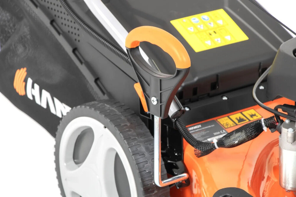 Kosiarka spalinowa HANDY DK46N150E z napędem 460 mm 2.7 kW zbliżenie na dźwignię do regulacji wysokości cięcia trawy koszenie z uwzględnieniem preferowanej wysokości trawy w zakresie 25-75 mm centralna regulacja koszenia mechanizm sprężynowy 7-stopniowa skala szerokość robocza 46 cm