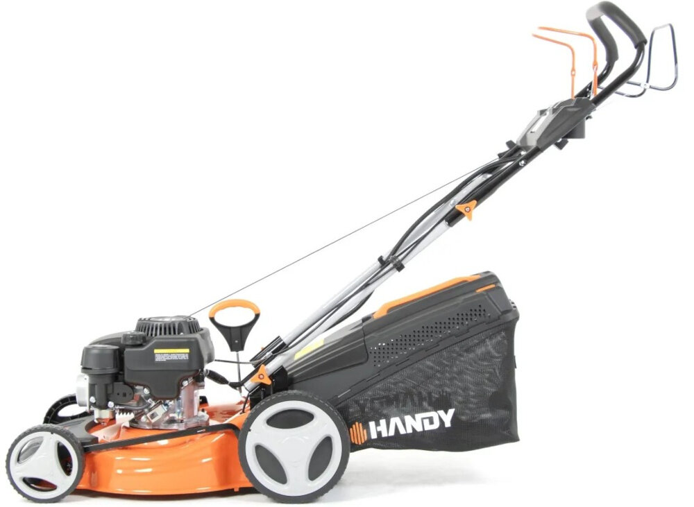 Kosiarka spalinowa HANDY DK46N150E z napędem 460 mm 2.7 kW kosiarka widoczna z boku zdjęcie na białym tle opcje wyrzutu trawy wyrzut tylny boczny zbieranie do kosza mulczowanie szybkie rozdrobnienie koszonych roślin naturalna forma nawozu