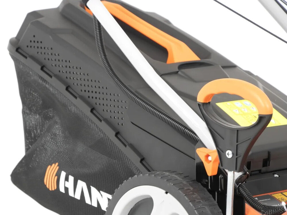 Kosiarka spalinowa HANDY DK46N150E z napędem 460 mm 2.7 kW zbliżenie na kosz zdjęcie na białym tle siatkowy kosz o pojemności 55 l aerodynamiczne prowadzenie powietrza duży otwór i praktyczna pokrywa z tworzywa sztucznego wskaźnik naładowania kosza