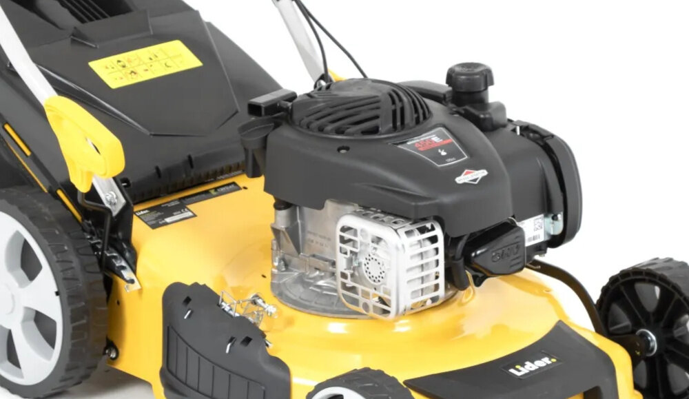 Kosiarka spalinowa LIDER SH18BS450N zbliżenie na silnik silnik marki Briggs & Stratton 450 E technologia czterosuwowa konstrukcja górnozaworowa OHV pojemność 125 cm3 płynna i efektowa praca z prędkością do 2800 obr/min moc 1,69 kW zbiornik paliwa o pojemności 0,8 litra