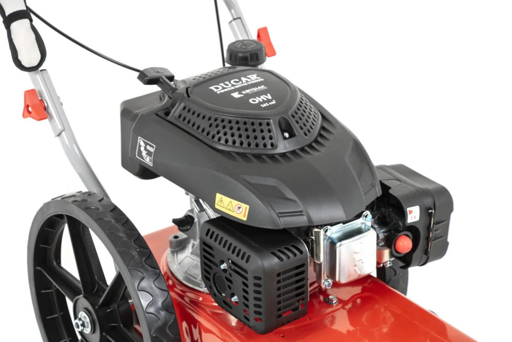 Kosiarka żyłkowa FAWORYT DK560 Ducar DVO160 560mm 3kW zbliżenie na silnik silnik marki DUCAR DVO160 o mocy 4,08 kW 3 KM moment obrotowy 8,5 Nm energiczne i równomierne koszenie górnozaworowa konstrukcja silnika (OHV) zużycie paliwa jest niższe koszty eksploatacji mniejsze