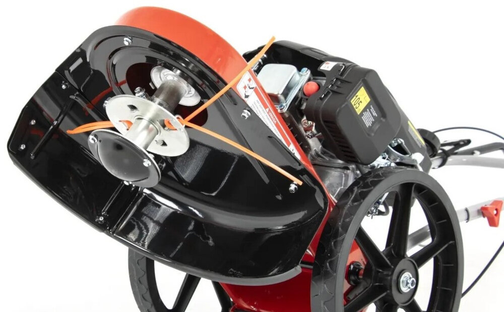 Kosiarka żyłkowa FAWORYT DK560 Ducar DVO160 560mm 3kW kosiarka na białym tle zbliżenie na żyłkę pracuje z użyciem żyłki tnącej o grubości 4 mm sprzęgło bezpieczeństwa zapobiega przypadkowemu uruchomieniu noża wyłącznik bezpieczeństwa chroni użytkownika przed niepożądanymi sytuacjami