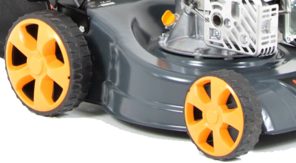 Kosiarka spalinowa HANDY SH53BS750N-4W1 z napędem 530mm 2.68 kW zbliżenie na koła przednie koło o średnicy 20 cm tylne o średnicy 27,5 cm stabilność płynne prowadzenie łożyska kulkowe minimalizują tarcie ułatwiają manewrowanie zmniejszają zużycie mechaniczne