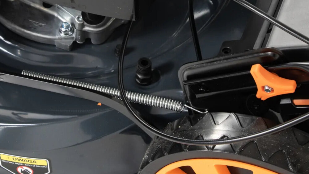 Kosiarka spalinowa HANDY SH53BS750N-4W1 z napędem 530mm 2.68 kW zbliżenie na szybkozłącze szybkozłącze do mycia noża ułatwia płynne przepłukanie elementu tnącego wodą po zakończeniu pracy oszczędza czas i wysiłek nóż pozostaje w lepszej kondycji