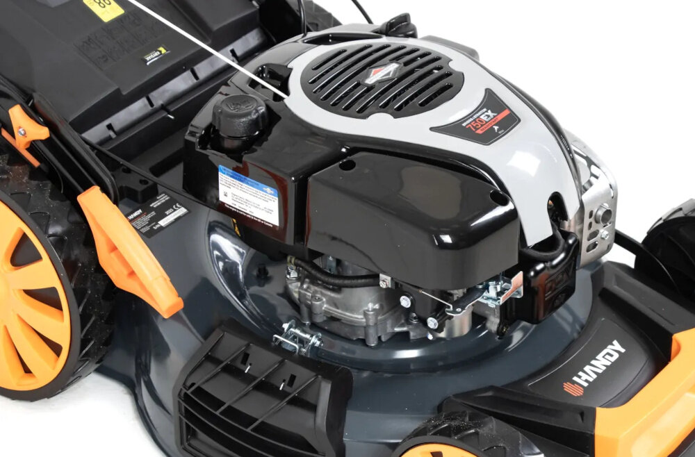 Kosiarka spalinowa HANDY SH53BS750N-4W1 z napędem 530mm 2.68 kW zbliżenie na silnik silnik marki Briggs & Stratton 750EX technologia czterosuwowa konstrukcja górnozaworowa OHV wysokie standardy działania silnik o pojemności 161 cm3 moc 2,68 kW (3,65 KM) moment obrotowy do 9,5 Nm zbiornik paliwa o pojemności 1 litra