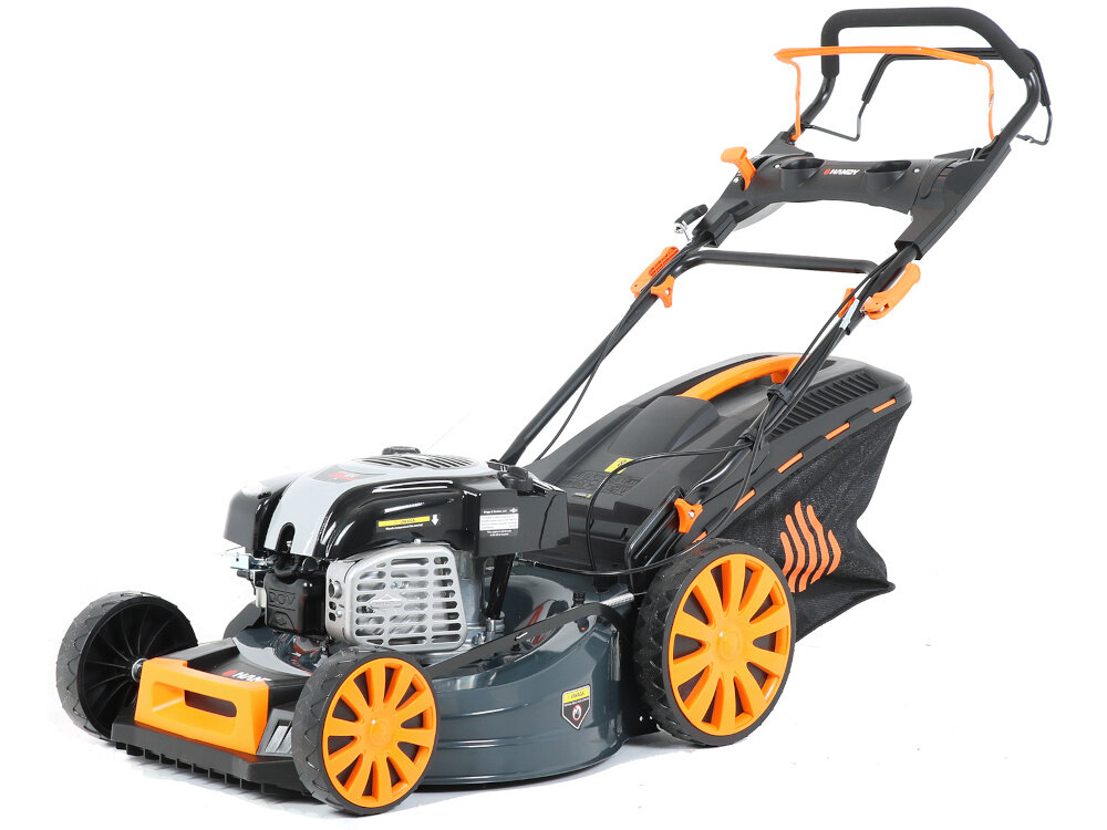 Kosiarka spalinowa HANDY SH53BS750N-4W1 z napędem 530mm 2.68 kW kosiarka na białym tle widoczna od przodu pod skosem urządzenie z napędem porusza się samoczynnie możesz skoncentrować się na precyzji i tempie pracy stabilne tempo jazdy
