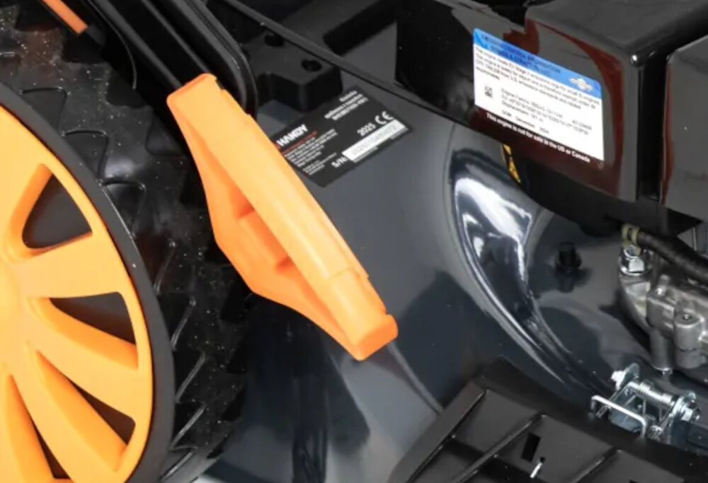 Kosiarka spalinowa HANDY SH53BS750N-4W1 z napędem 530mm 2.68 kW zbliżenie na dźwignię do zmiany wysokości koszenia 8-stopniowa centralna regulacja wysokości koszenia w zakresie 25–75 mm szybko i precyzyjnie dostosować długość trawy do indywidualnych potrzeb system centralny umożliwia jednoczesne ustawienie wszystkich kół równomierne cięcie na całej powierzchni trawnika