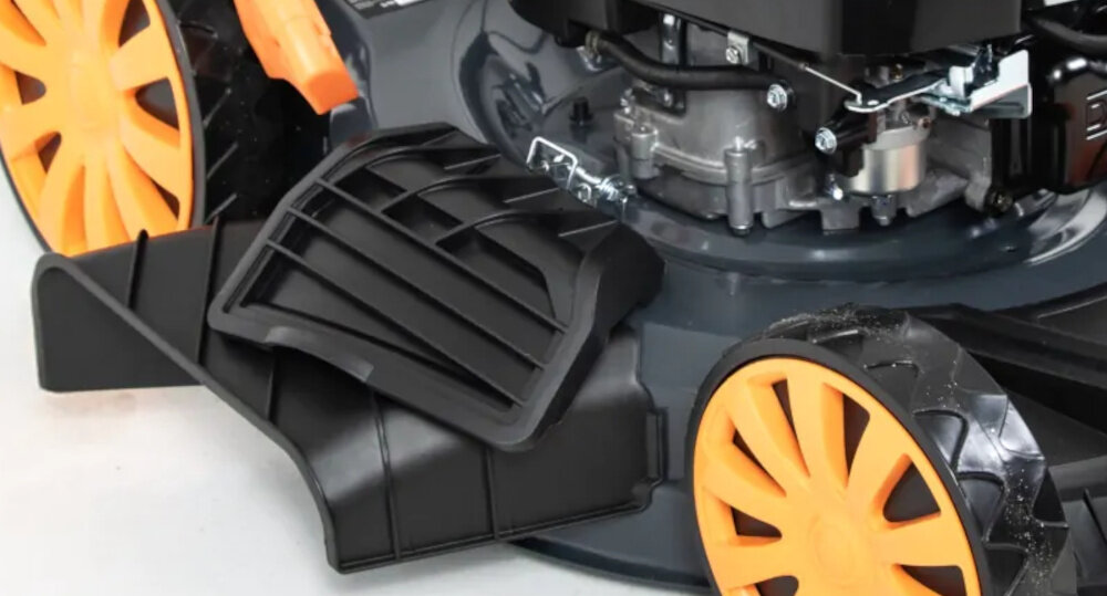 Kosiarka spalinowa HANDY SH53BS750N-4W1 z napędem 530mm 2.68 kW zbliżenie na zatyczkę wyrzutu bocznego cztery tryby pracy wyrzut do kosza wyrzut tylny bez kosza wyrzut boczny funkcję mulczowania w zestawie zaślepka wyrzutu bocznego funkcja mulczowania umożliwiająca przetwarzanie skoszonej trawy na naturalny nawóz uniwersalność