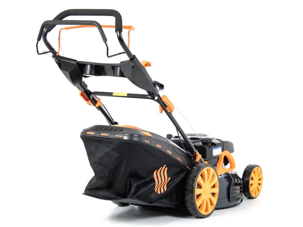 Kosiarka spalinowa HANDY SH53BS750N-4W1 z napędem 530mm 2.68 kW kosiarka na białym tle widoczna od tyłu pod skosem siatkowy kosz o pojemności 62 l aerodynamiczne prowadzenie powietrza duży otwór praktyczna pokrywa z tworzywa sztucznego wskaźnik naładowania kosza