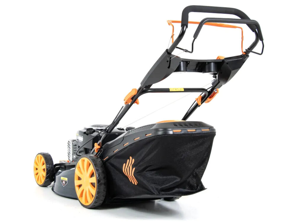 Kosiarka spalinowa HANDY SH53BS750N-4W1 z napędem 530mm 2.68 kW kosiarka na białym tle widoczna od tyłu pod skosem wytrzymała obudowa wykonana ze stali o wadze 34,3 kg trwałość odporność na uszkodzenia mechaniczne stalowa konstrukcja oferuje większą stabilność i dłuższą żywotność urządzenia uchwyt do przenoszenia