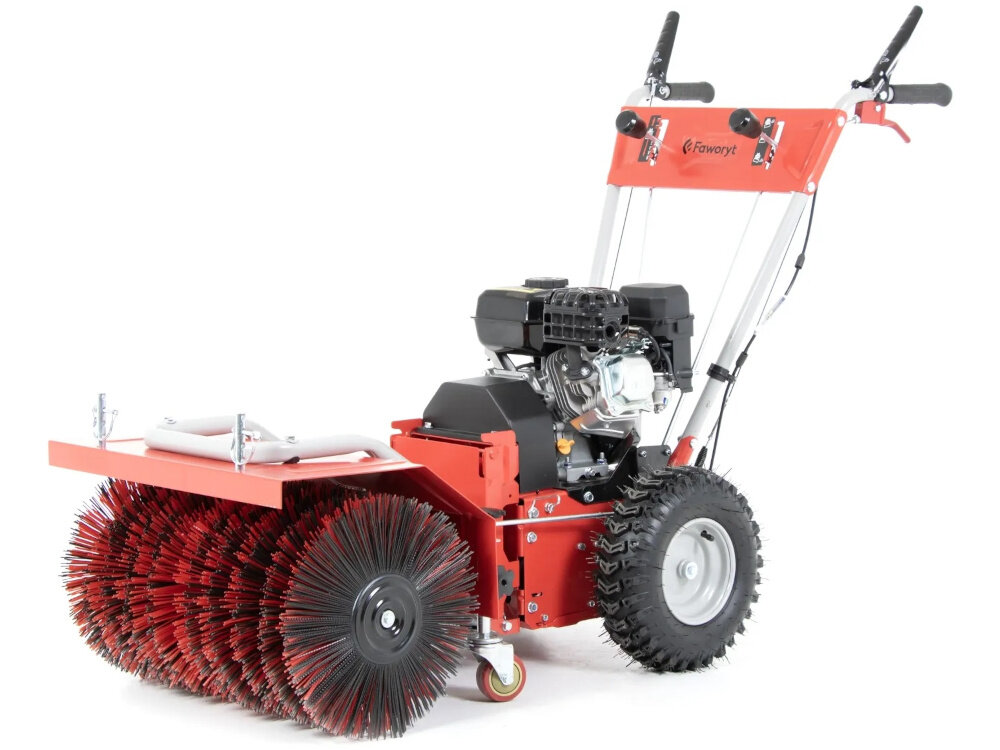 Zamiatarka spalinowa FAWORYT KZ60-196L zamiatarka na białym tle widoczna od przodu pod skosem zamiatanie sprzątanie porządek