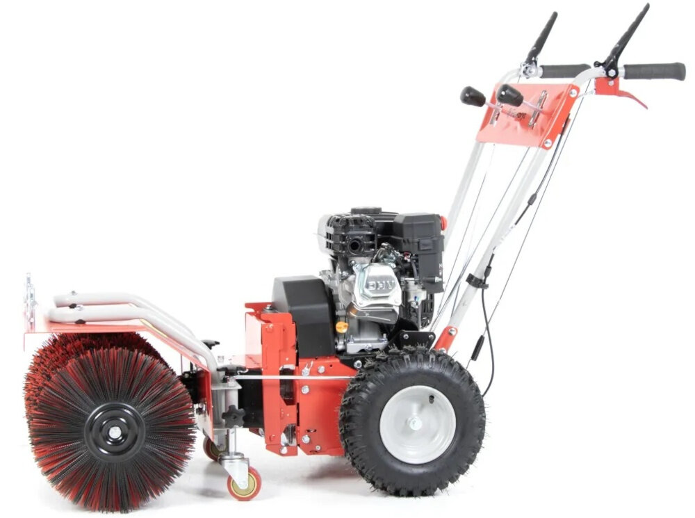 Zamiatarka spalinowa FAWORYT KZ60-196L zamiatarka na białym tle widoczna z boku do całorocznego oczyszczania z piasku kurzu liści drobnych odpadów lekkiego śniegu porządek wokół domu firmy lub obiektu użytkowego ogranicza czas pracy