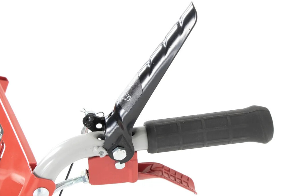 Zamiatarka spalinowa FAWORYT KZ60-196L zbliżenie na dźwignię ręczny rozrusznik mechaniczne ssanie obsługiwane dźwignią zbiornik paliwa o pojemności 2,5 litra dłuższe zamiatanie bez częstego tankowania pojemność zbiornika oleju 0,5 litra stabilna praca silnika