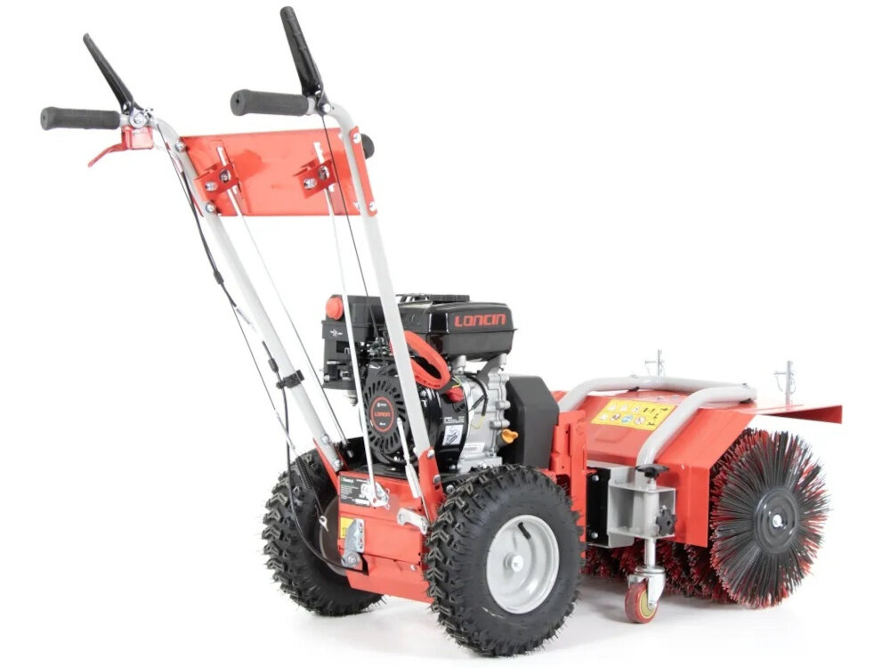 Zamiatarka spalinowa FAWORYT KZ60-196L zamiatarka na białym tle widoczna od tyłu pod skosem szerokość robocza do 60 cm jednorazowe oczyszczanie szerokiego pasa nawierzchni pozwala szybciej uporządkować długie chodniki i rozległe place oszczędza czas i paliwo