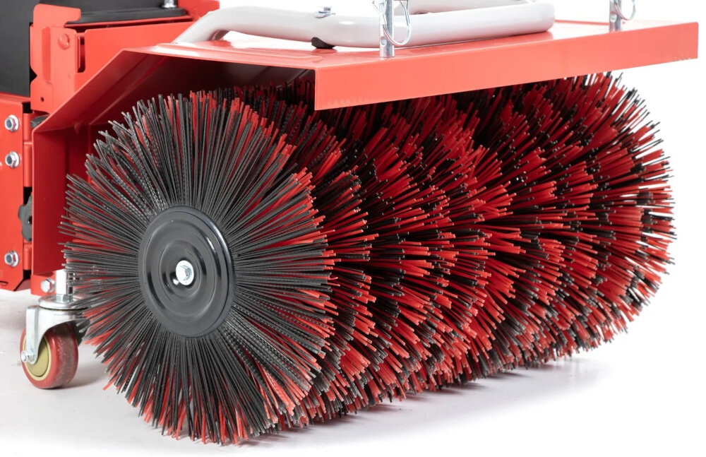 Zamiatarka spalinowa FAWORYT KZ60-196L zbliżenie na szczotkę szczotka nylonowa o średnicy 35 cm nie powoduje uszkodzeń nawierzchni stała prędkość obrotowa do 3600 obr/min równomierne zamiatanie na całej szerokości roboczej