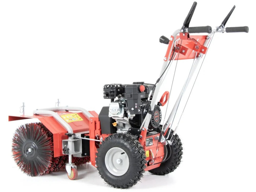 Zamiatarka spalinowa FAWORYT KZ60-196L zamiatarka na białym tle widoczna od tyłu pod skosem płynna regulacja docisku szczotki dopasowanie siły nacisku do rodzaju podłoża i stopnia zabrudzenia większa kontrola nad pracą zmniejsza zużycie szczotki