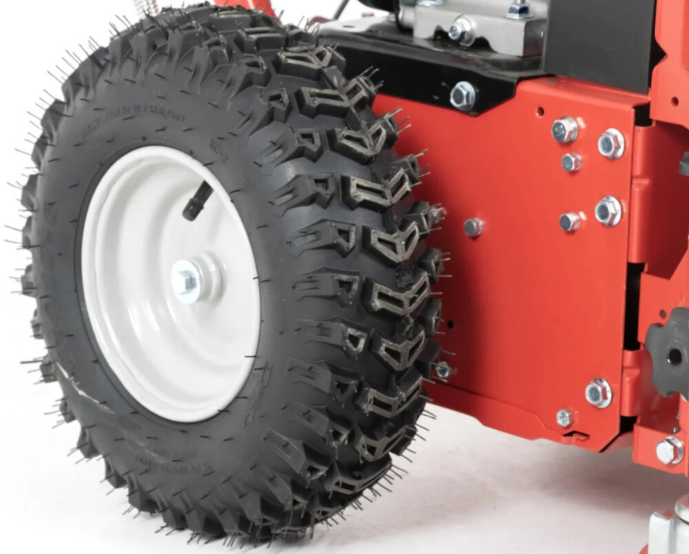 Zamiatarka spalinowa FAWORYT KZ60-196L zbliżenie na koło koła o średnicy 33 cm wygodne prowadzenie na nierównych nawierzchniach waga około 65,8 kg stabilizuje urządzenie podczas pracy zamiatarka prowadzi się pewniej bezpieczeństwo precyzja sprzątania