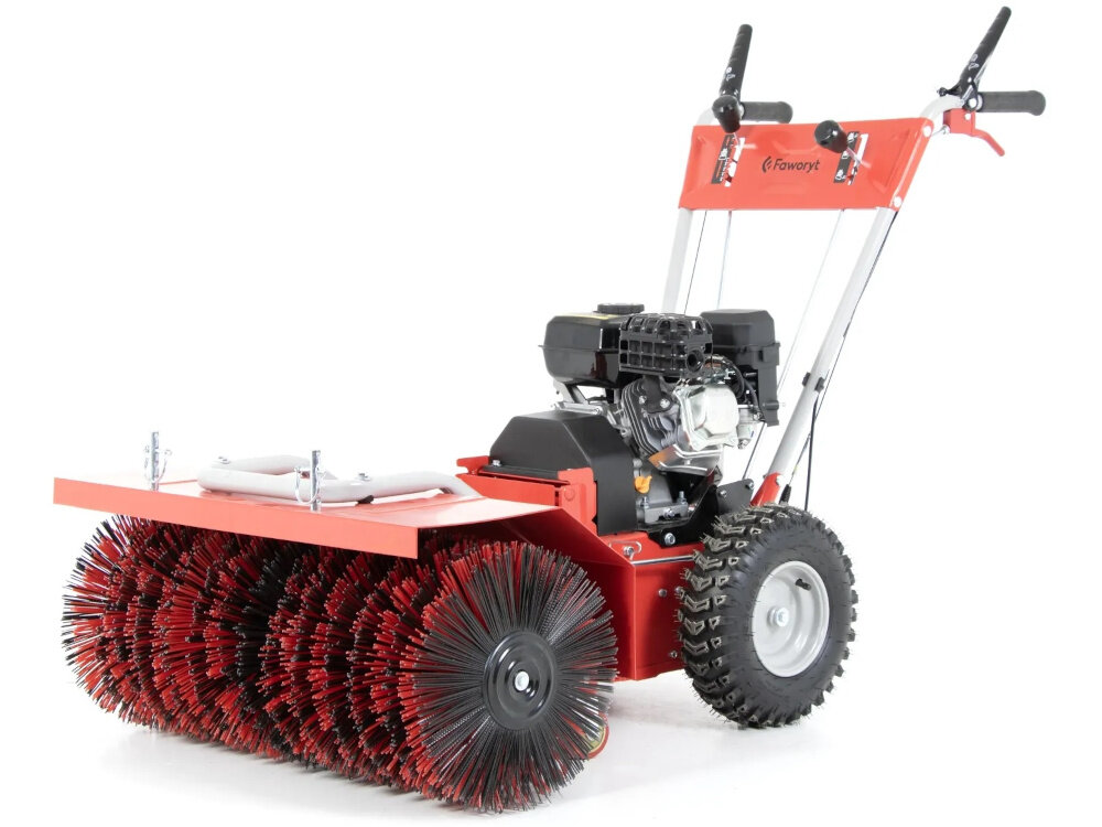 Zamiatarka spalinowa FAWORYT KZ80-196L zamiatarka na białym tle widoczna od przodu pod skosem zamiatanie sprzątanie porządek