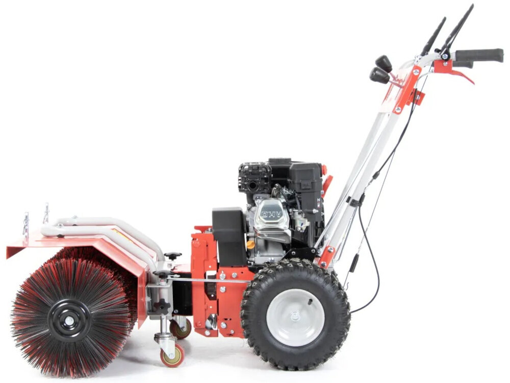 Zamiatarka spalinowa FAWORYT KZ80-196L zamiatarka na białym tle widoczna z boku do całorocznego oczyszczania z piasku kurzu liści drobnych odpadów lekkiego śniegu porządek wokół domu firmy lub obiektu użytkowego ogranicza czas pracy