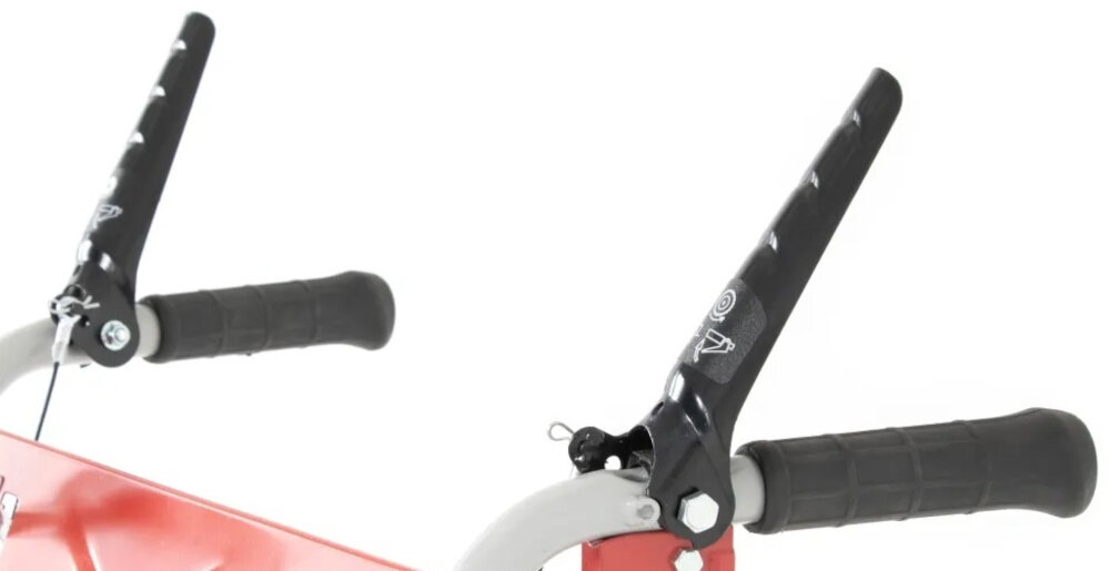 Zamiatarka spalinowa FAWORYT KZ80-196L zbliżenie na dźwignie ręczny rozrusznik mechaniczne ssanie obsługiwane dźwignią zbiornik paliwa o pojemności 2,5 litra dłuższe zamiatanie bez częstego tankowania pojemność zbiornika oleju 0,5 litra stabilna praca silnika