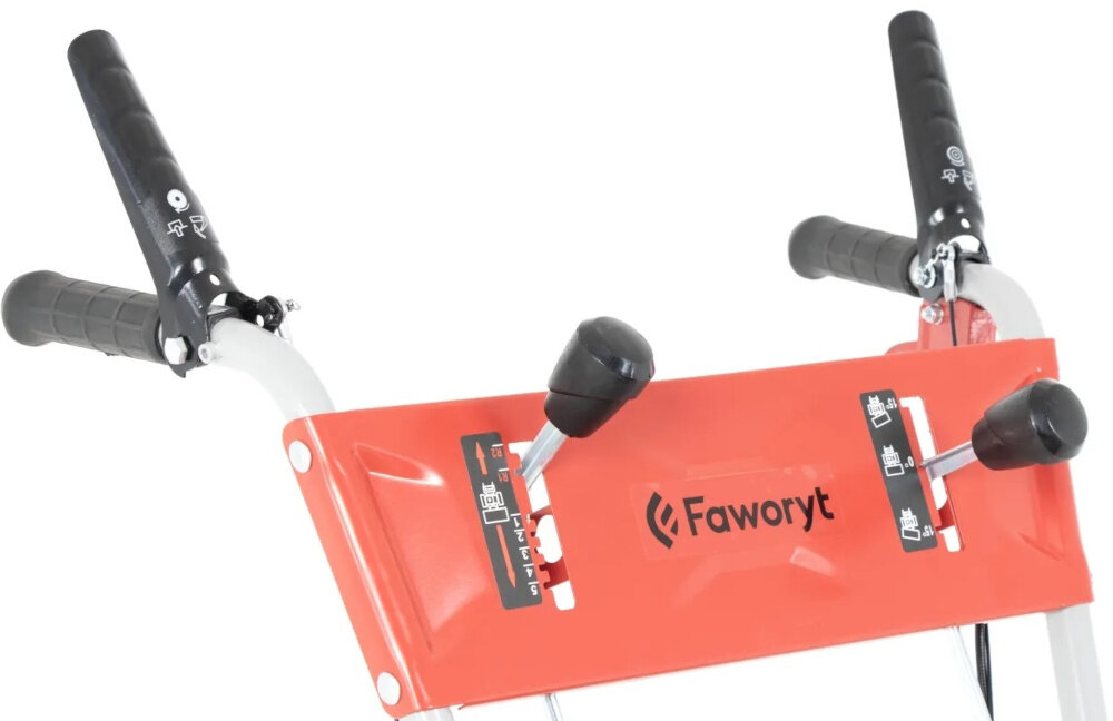 Zamiatarka spalinowa FAWORYT KZ80-196L zbliżenie na panel sterowania siedem biegów pięć do przodu o prędkości od 2 do 4,8 km/h dwa do tyłu o prędkości od 2 do 2,7 km/h dostosowanie tempa pracy do rodzaju powierzchni i ilości zanieczyszczeń większa kontrola nad maszyną mniejsze zmęczenie