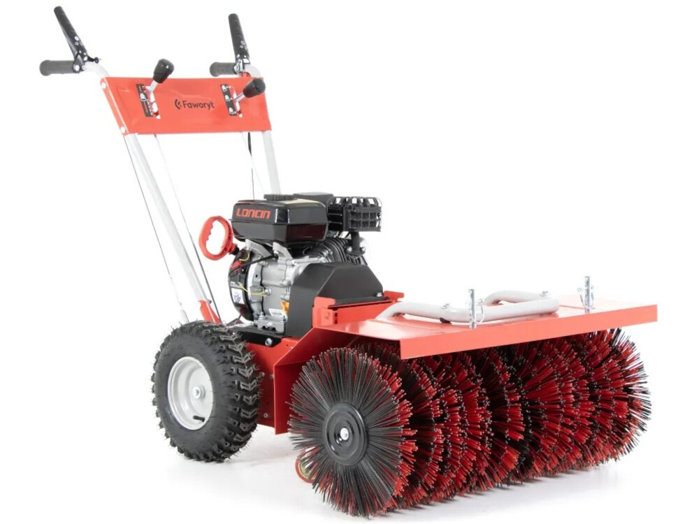 Zamiatarka spalinowa FAWORYT KZ80-196L zamiatarka na białym tle widoczna od przodu pod skosem szerokość robocza do 80 cm jednorazowe oczyszczanie szerokiego pasa nawierzchni pozwala szybciej uporządkować długie chodniki i rozległe place oszczędza czas i paliwo