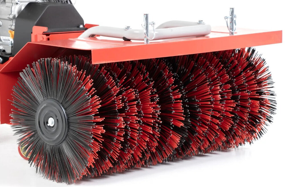 Zamiatarka spalinowa FAWORYT KZ80-196L zbliżenie na szczotkę szczotka nylonowa o średnicy 35 cm nie powoduje uszkodzeń nawierzchni stała prędkość obrotowa do 3600 obr/min równomierne zamiatanie na całej szerokości roboczej
