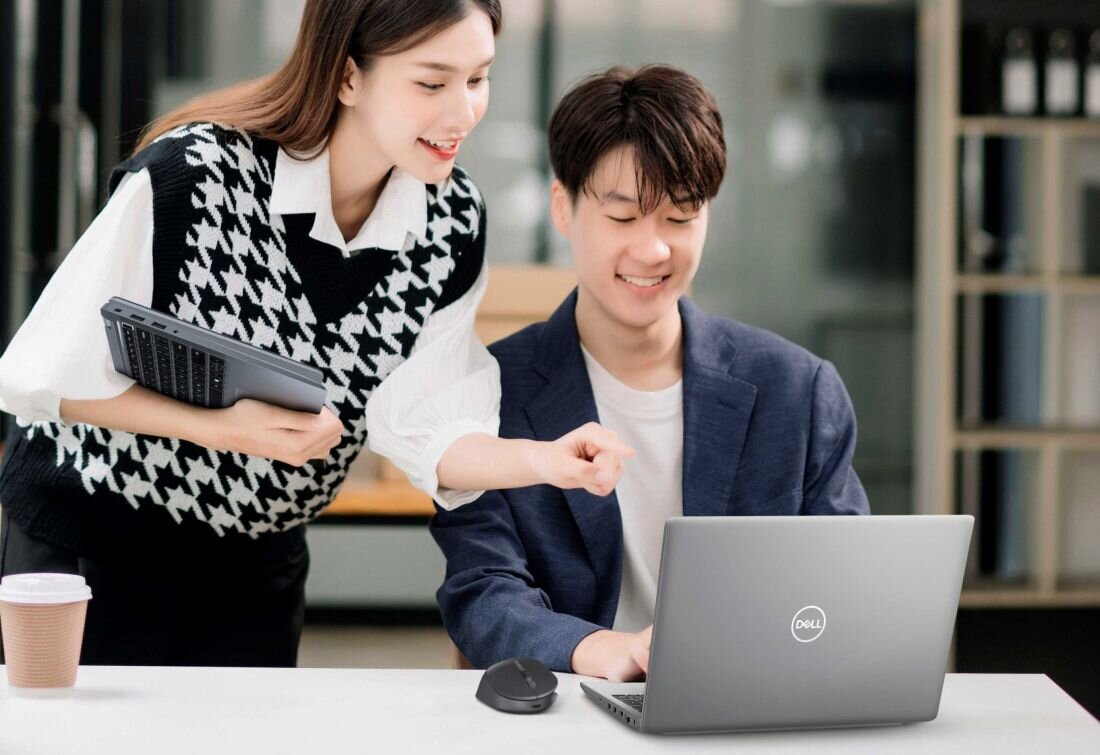 Mężczyzna i kobieta siedzą razem, patrząc na ekran laptopa, z wyrazami skupienia na twarzach.  - procesor Intel Core 