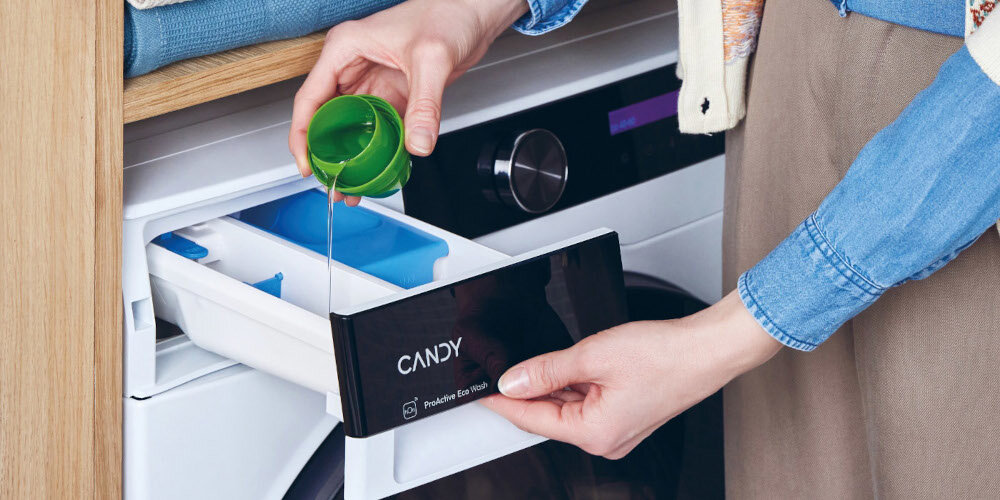 PRALKA CANDY AI PROWASH700 BS 48SB6-S lifestyle wizualizacja szufladka dolewanie detergentu dłoń zielony korek miarka Smart Spray usuwanie resztek detergentu eliminuje bakterie osady