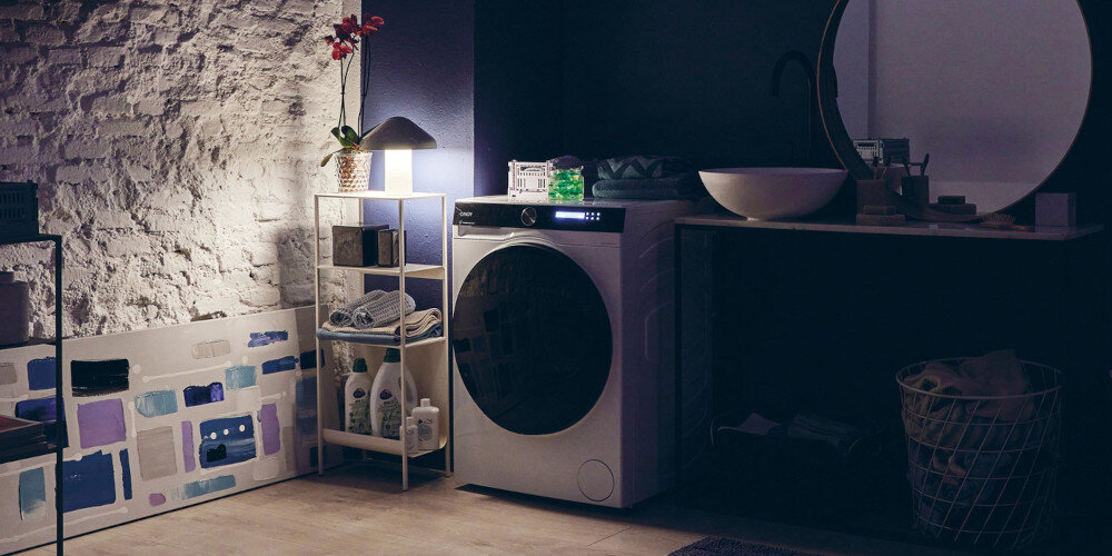 PRALKA CANDY AI PROWASH700 BS 48SB6-S lifestyle wizualizacja pralka front ciemne pomieszczenie noc lustro lampka nocna Cichy program prania nocnego cicha praca