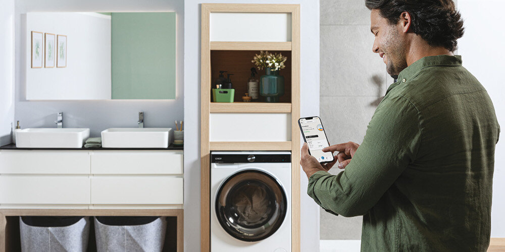 Pralko-suszarka CANDY BWSD 6106B8-S mężczyzna telefon Smartfon aplikacja Zdalne sterowanie łazienka umywalka urządzenia zabudowa hOn wi-fi cenne porady wskazówki powiadomienia