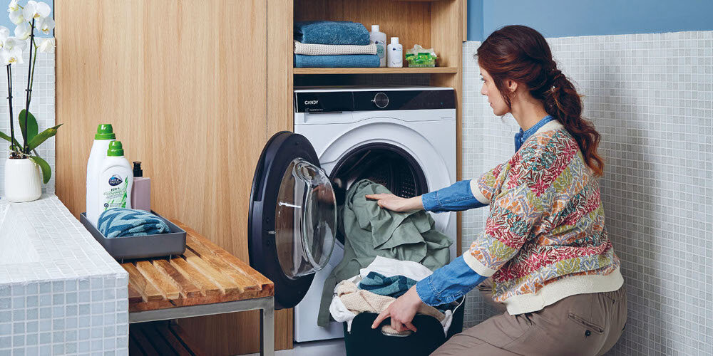 Pralko-suszarka CANDY BWSD 6106B8-S kobieta wkładanie prania załadunek bęben wnętrze odzież łazienka ręczniki półki Codzienne pranie w mniej niż godzinę szybkie skuteczne Higiena Plus Specjalne 59 minut ekspresowe prania